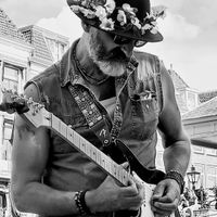 Arnoud, gitarist bij Woodstock on Water Leiden 2023